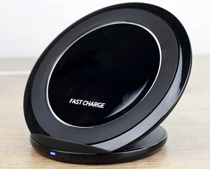 A black color round shape fast wireless charger